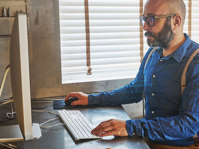 businessman-working-on-laptop-for-new-PAVRAF6-2484×1656-1-2484×1242